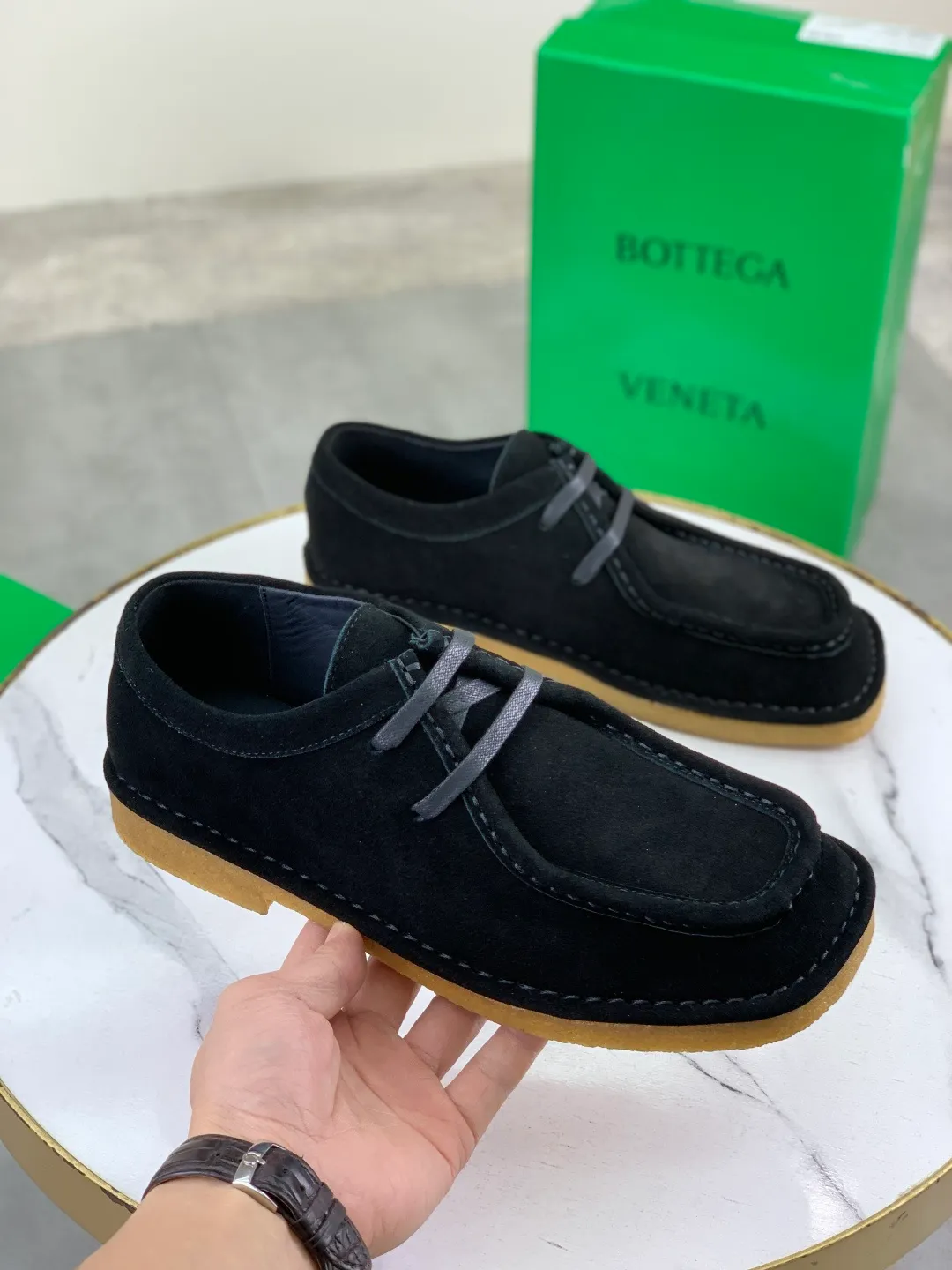 Men's men's shoes 💰P740 New model 💰 Top quality (beef tendon outsole series) 💎💎💎 BOTTEGA VENETA official website synchronizes the latest model, top version of the market's highest version of BV business leather shoes, accept material comparison, shoe type comparison, process comparison, practical and texture, versatile, suitable for any occasion, the more you look at it, the more flavorful it becomes. Pure hand-woven craftsmanship - upper material, imported original hand-woven calfskin - high-quality water-dyed sheepskin lining - original private model customized beef tendon outsole -Size: female 35-39 (34 40 customized) male 39-44 (38 45 customized) Comes with original BV green box, complete packaging.